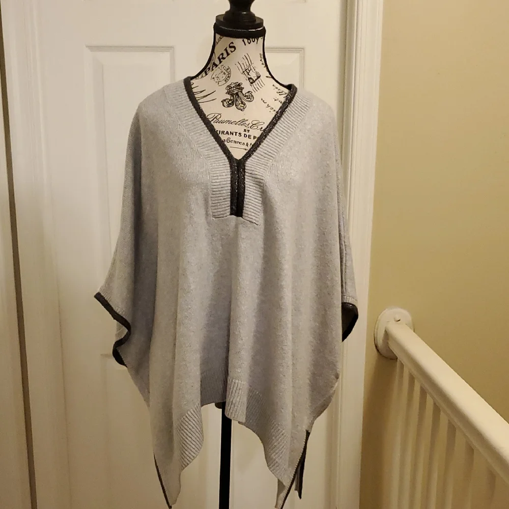 Gray V-Neck Women's Poncho- Chicos Size L/XL - Picture 1 of 5